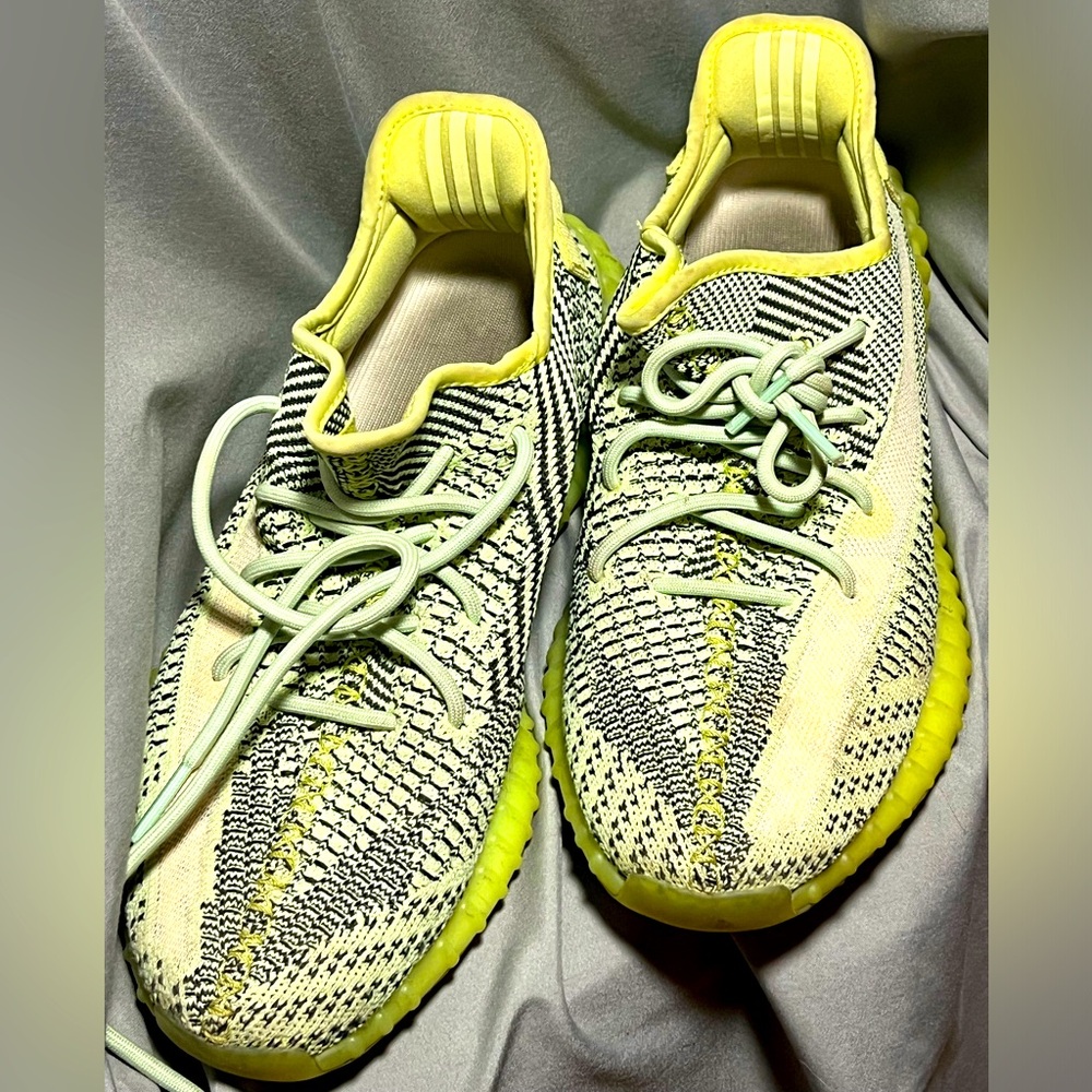 adidas Yeezy Boost 350 V2 - Size men’s 10 1/2 - used